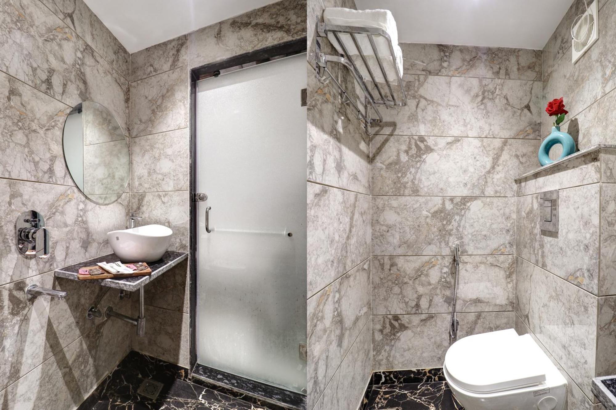Hotel Emporio Dx - New Delhi Railway Station - Paharganj Bagian luar foto