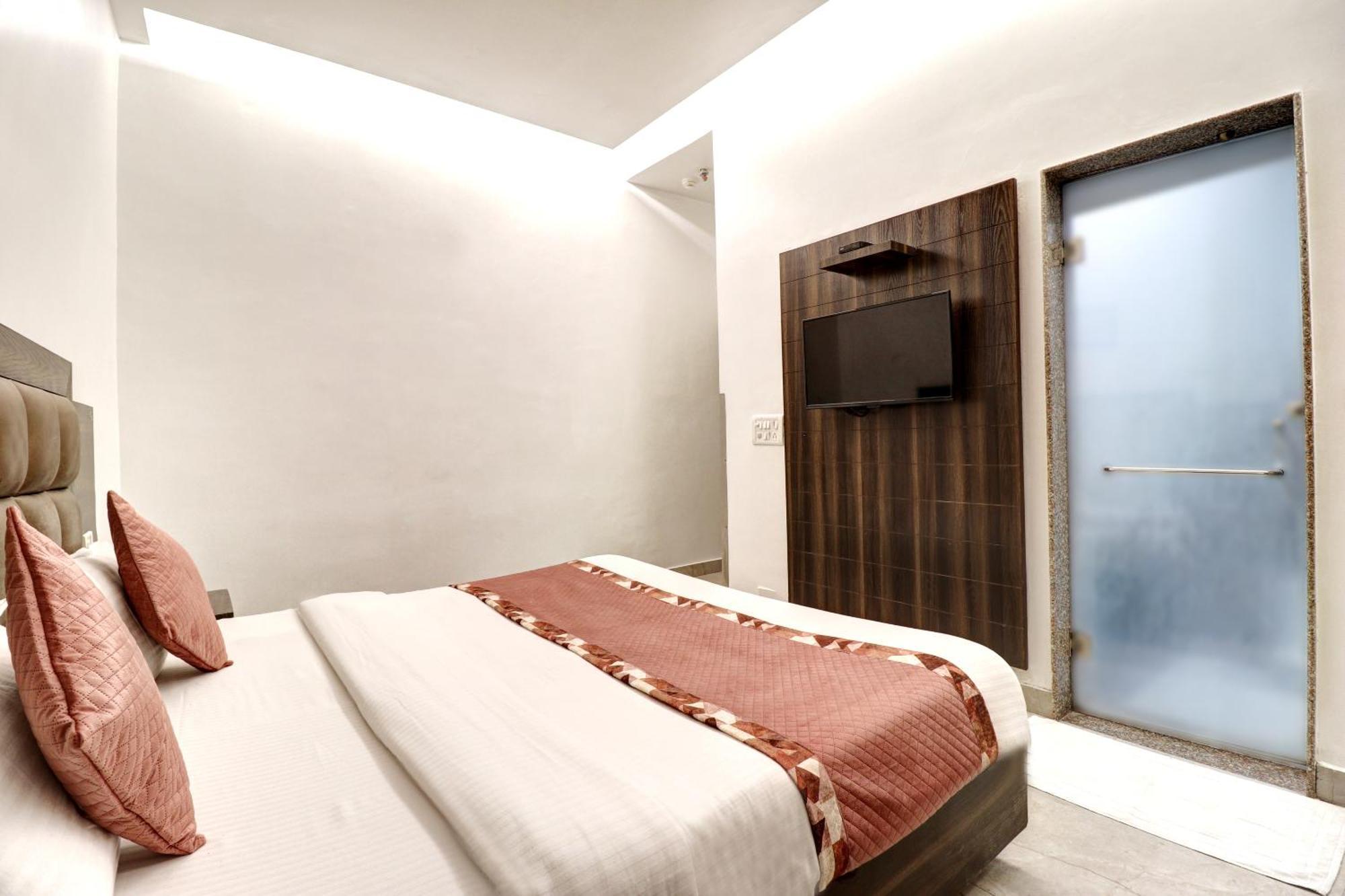 Hotel Emporio Dx - New Delhi Railway Station - Paharganj Bagian luar foto