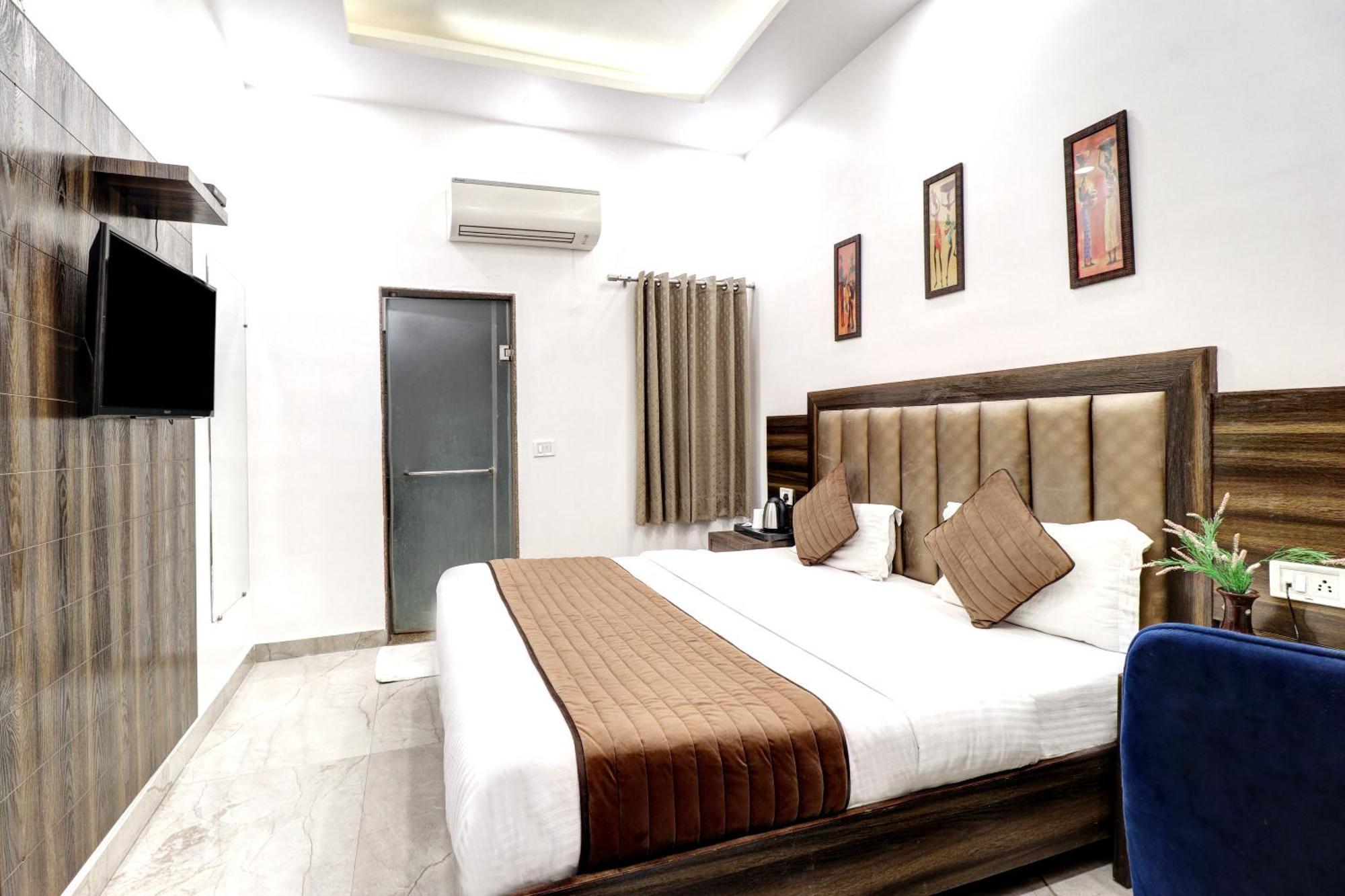 Hotel Emporio Dx - New Delhi Railway Station - Paharganj Bagian luar foto